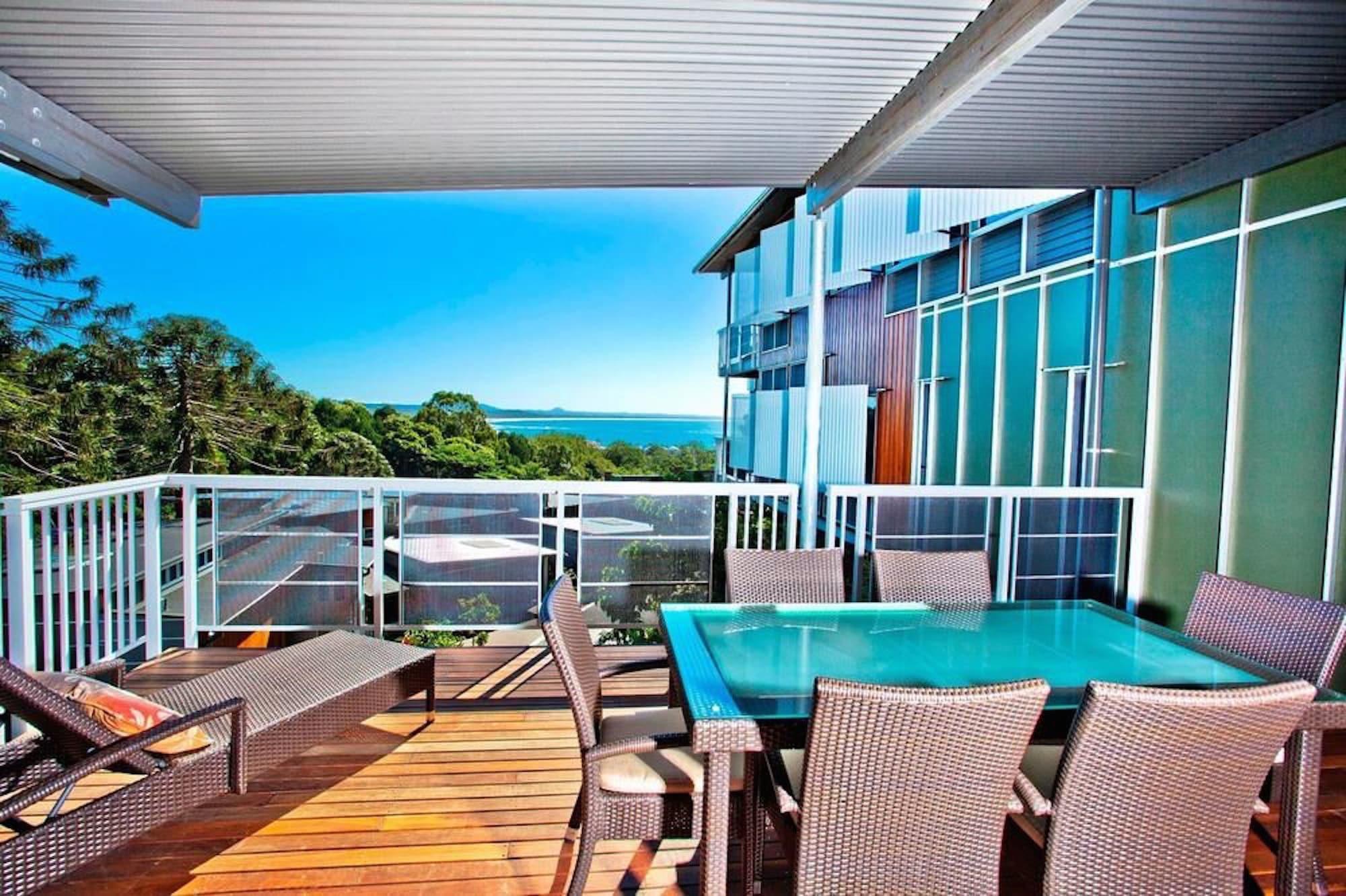 Peppers Noosa Resort And Villas מראה חיצוני תמונה A balcony with a louvred roof