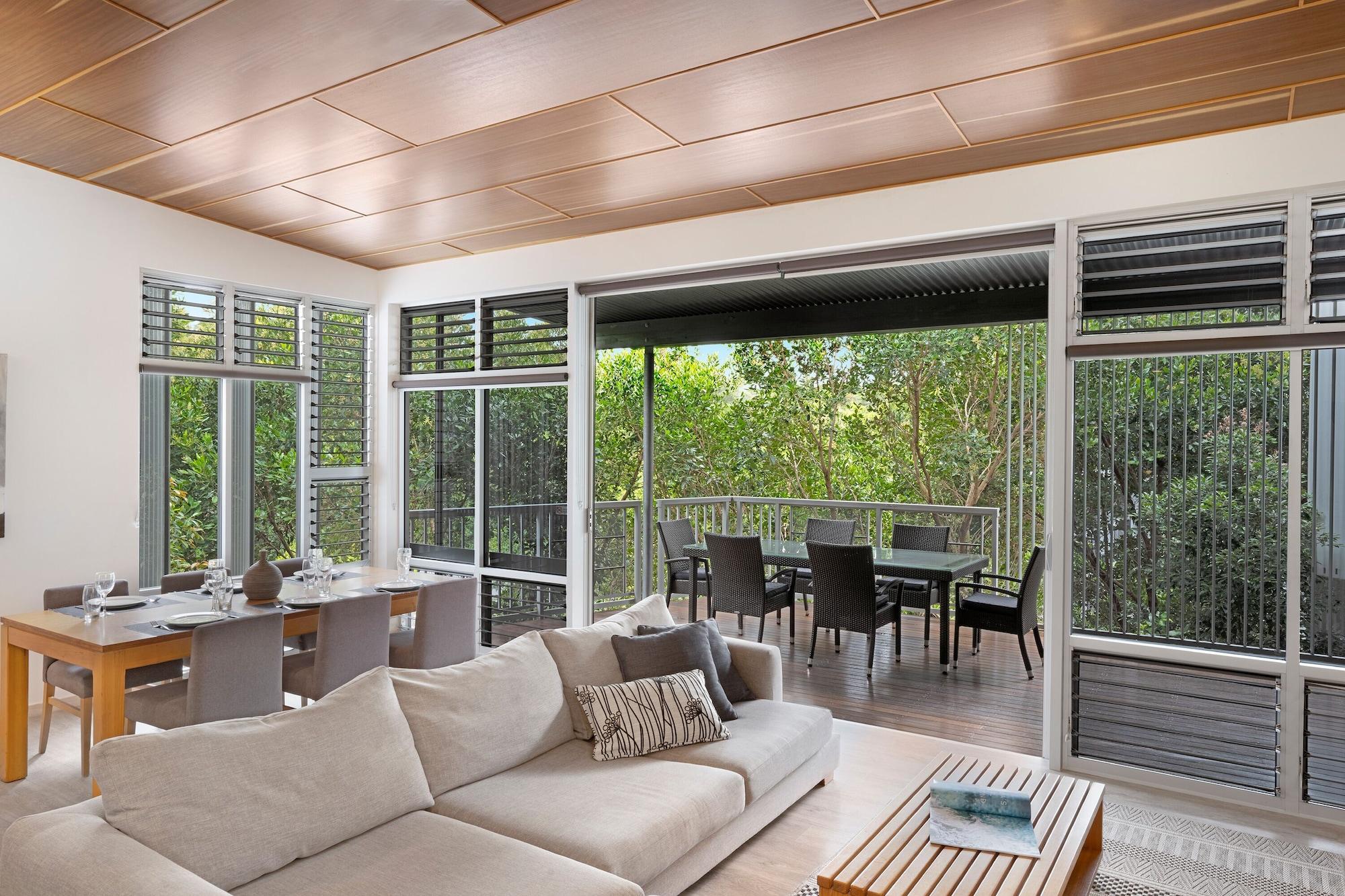 Peppers Noosa Resort And Villas מראה חיצוני תמונה Living room with a view of the rainforest