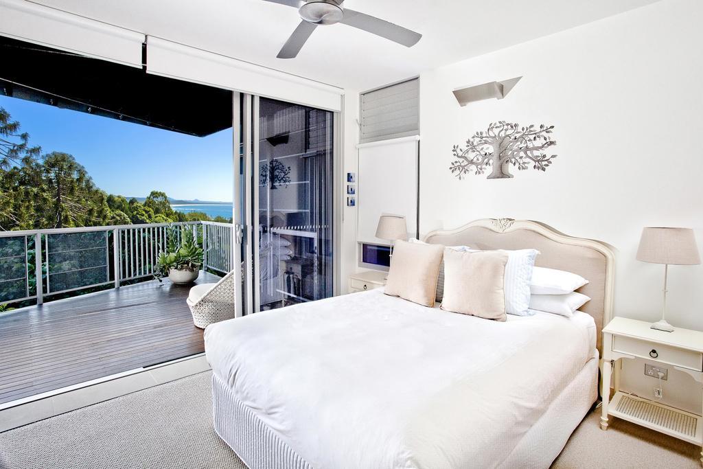 Peppers Noosa Resort And Villas חדר תמונה A bedroom with a sliding door