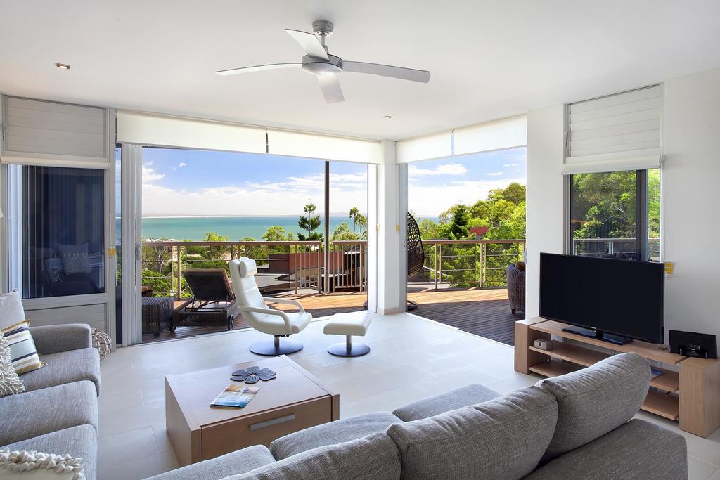 Peppers Noosa Resort And Villas מראה חיצוני תמונה A living room with a ceiling fan