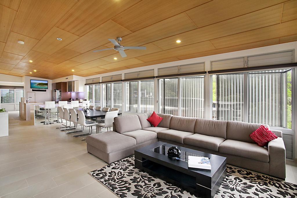 Peppers Noosa Resort And Villas מראה חיצוני תמונה A living room with a large sectional sofa