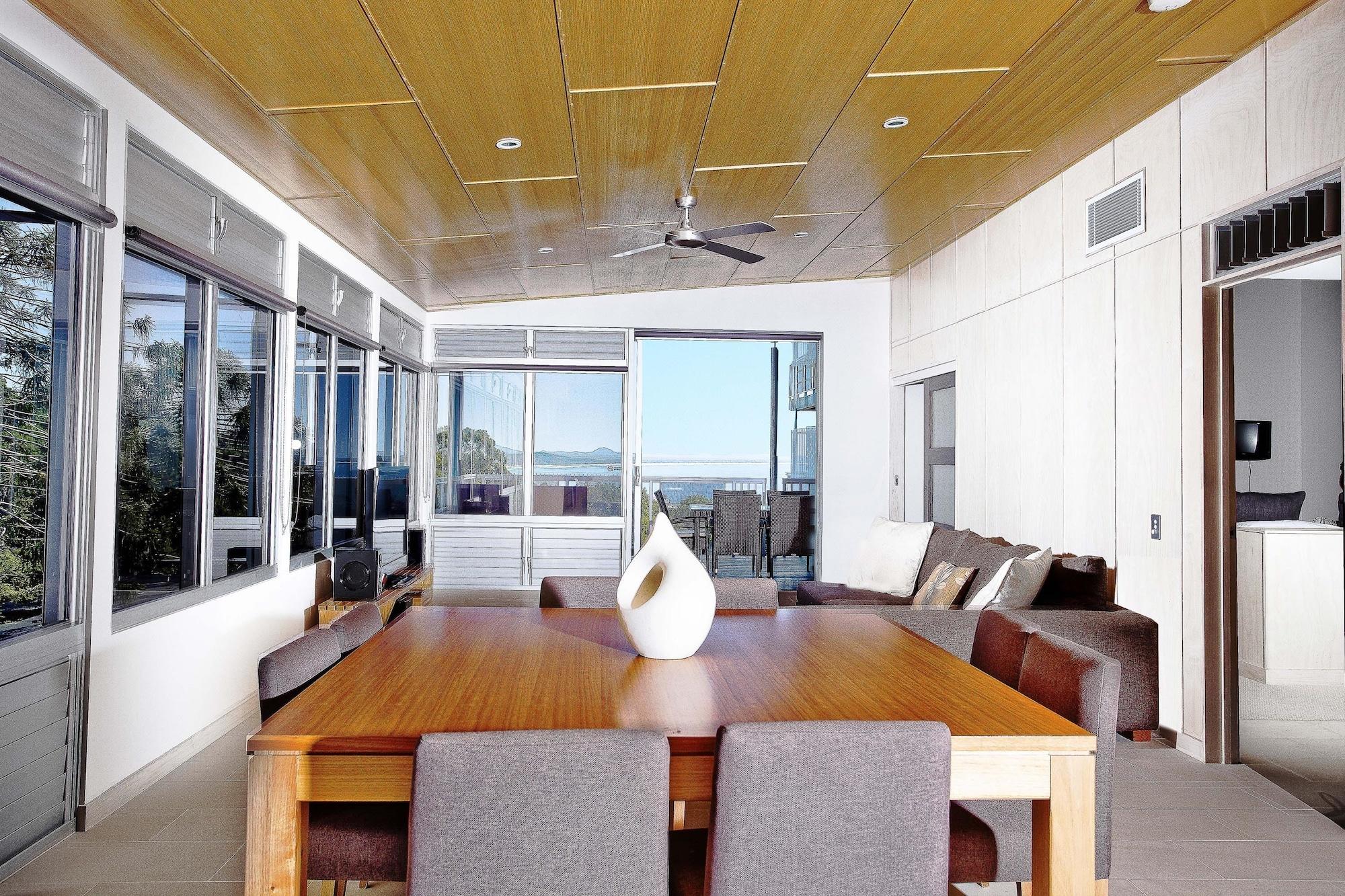 Peppers Noosa Resort And Villas מראה חיצוני תמונה A living room with a ceiling fan