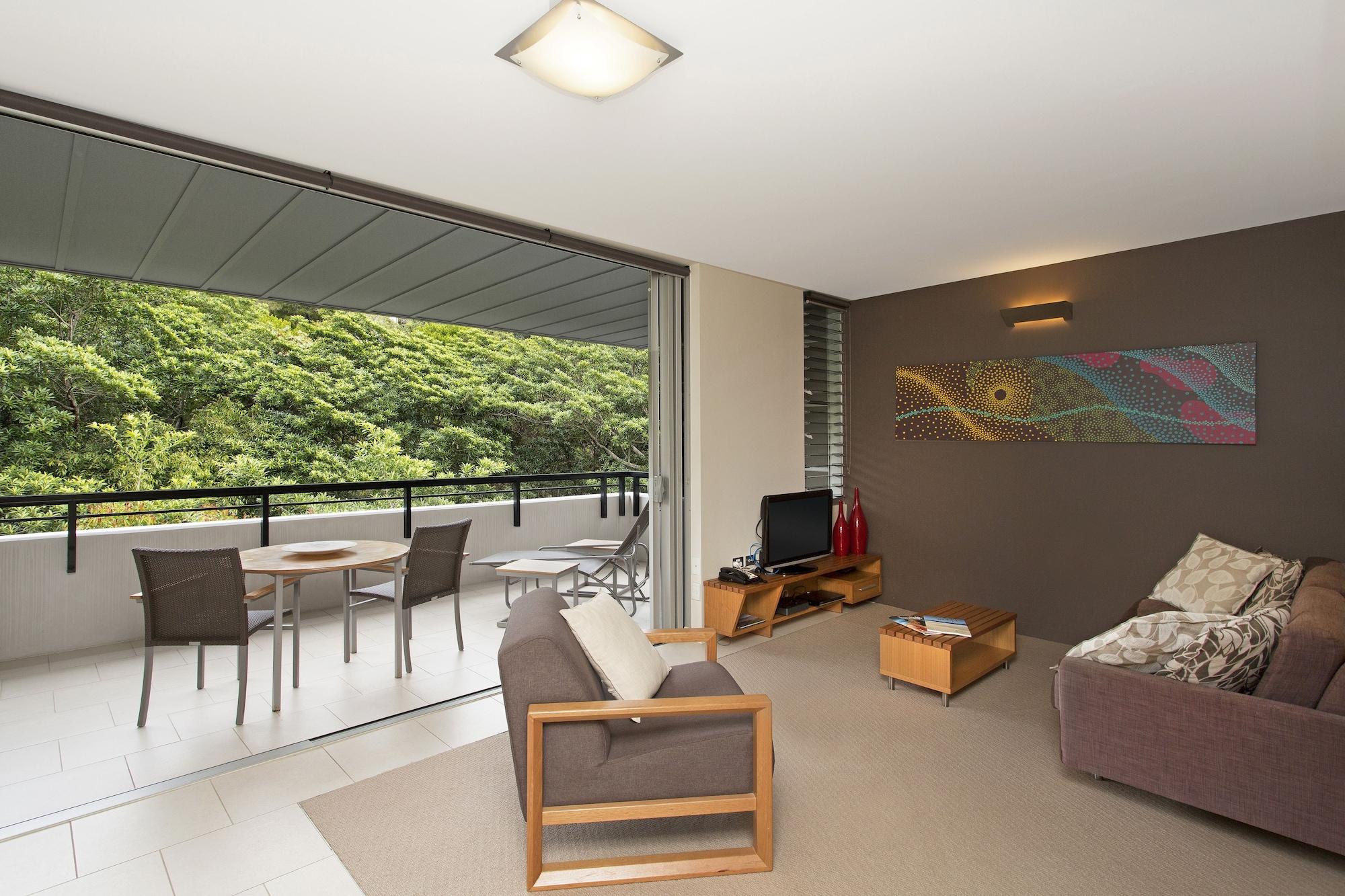 Peppers Noosa Resort And Villas מראה חיצוני תמונה A living room with a balcony