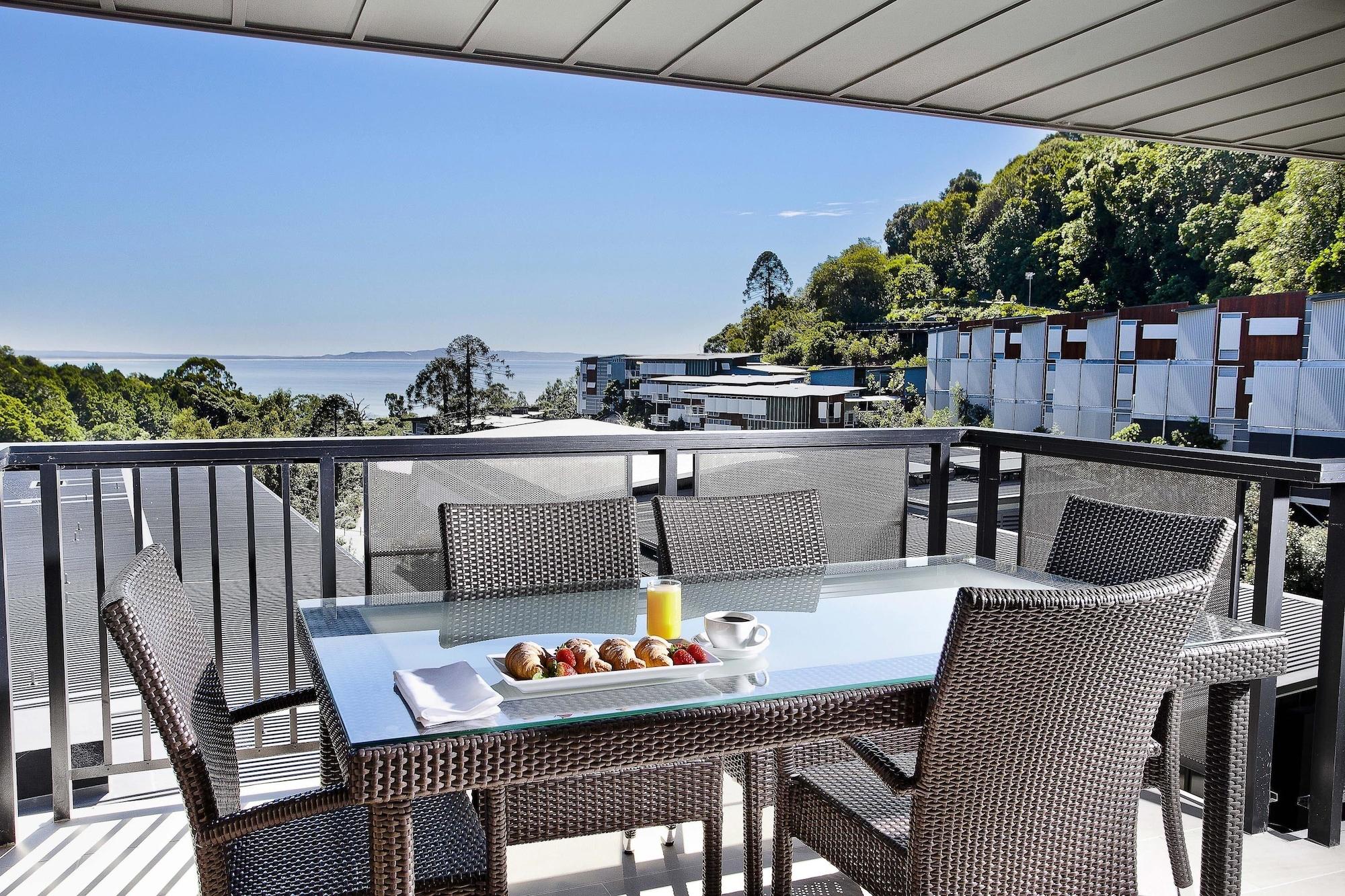 Peppers Noosa Resort And Villas מראה חיצוני תמונה A balcony with a retractable awning